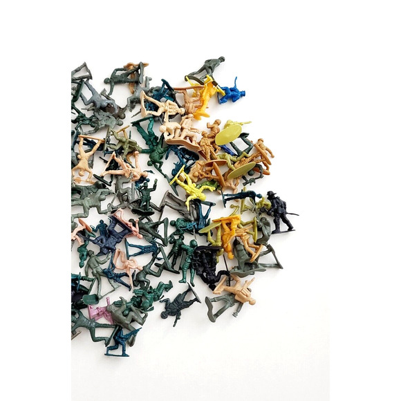 Huge Vintage Lot Of 139 Plastic Army Men Toy Soldiers Multicolor - Picture 3 of 3